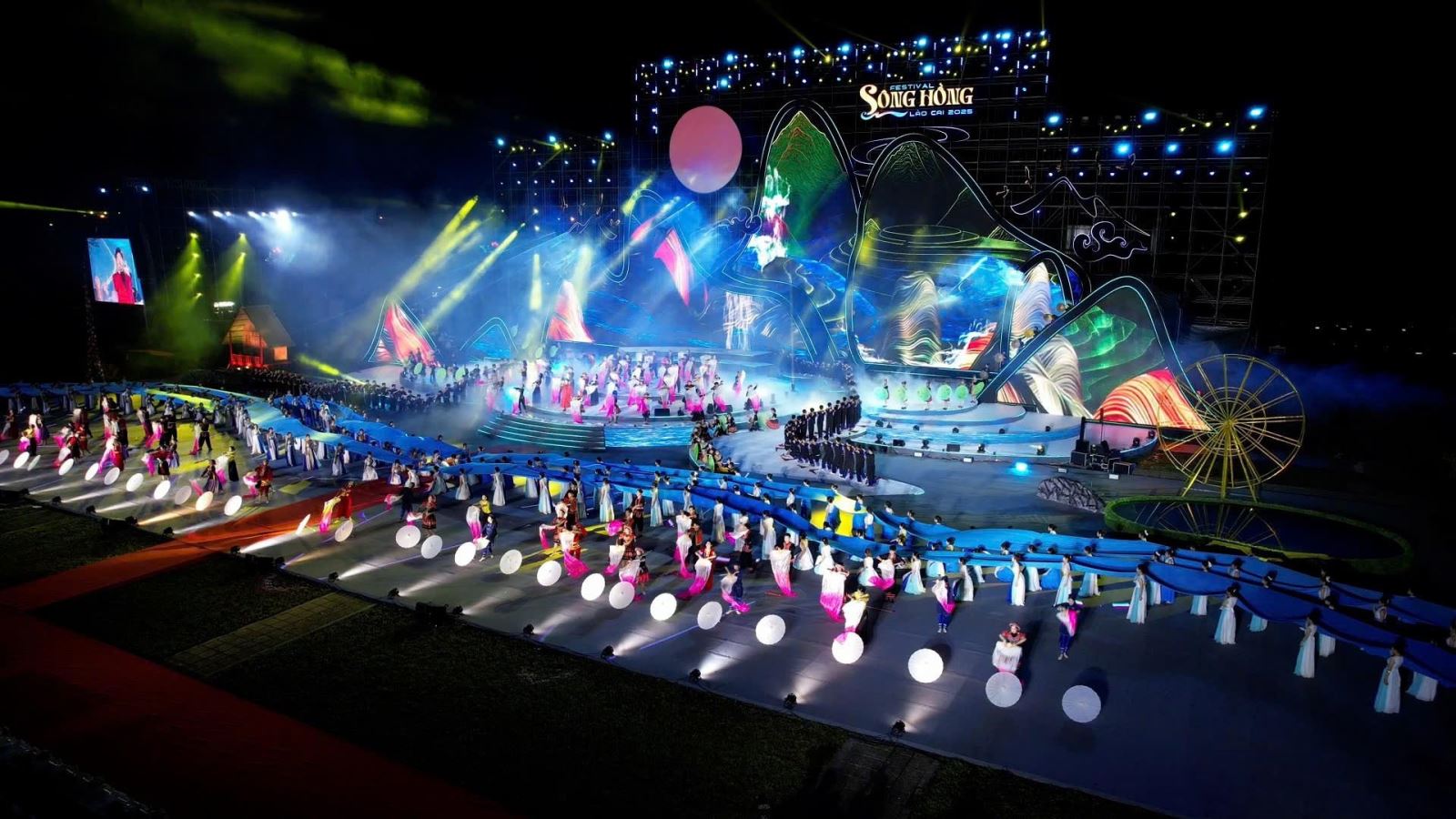 Thi công sân khấu sự kiện Tuần lễ Festival Sông Hồng năm 2025